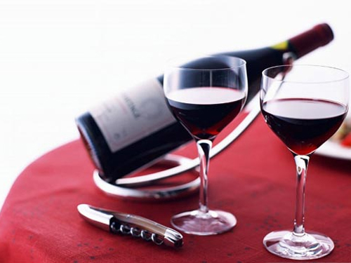 Rượu vang giúp giảm huyết áp ở một số trường hợp